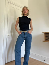 Load image into Gallery viewer, Medium Wash Straight Leg Jeans