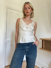 Load image into Gallery viewer, Distressed Cargo Jeans