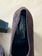 Load image into Gallery viewer, Brown Suede Heels

