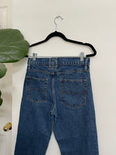 Load image into Gallery viewer, Medium Wash Straight Leg Jeans
