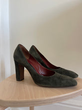 Load image into Gallery viewer, Donna Karen Suede Heels
