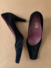 Load image into Gallery viewer, Suede Tapered Toe Heel
