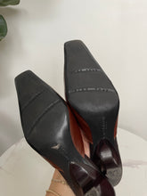 Load image into Gallery viewer, Brown Leather Kitten Heels
