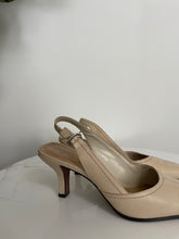 Load image into Gallery viewer, Vintage Cream Leather Kitten Heels
