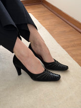 Load image into Gallery viewer, Suede Tapered Toe Heel
