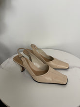 Load image into Gallery viewer, Vintage Cream Leather Kitten Heels
