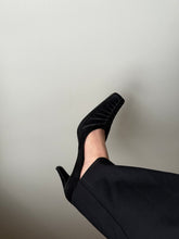 Load image into Gallery viewer, Suede Tapered Toe Heel
