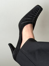 Load image into Gallery viewer, Suede Tapered Toe Heel
