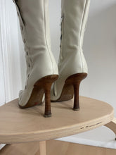 Load image into Gallery viewer, Pointed Toe Button Up Boots
