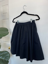 Load image into Gallery viewer, Uniqlo Navy Pleated Skirt
