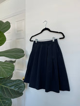 Load image into Gallery viewer, Uniqlo Navy Pleated Skirt
