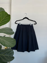 Load image into Gallery viewer, Uniqlo Navy Pleated Skirt
